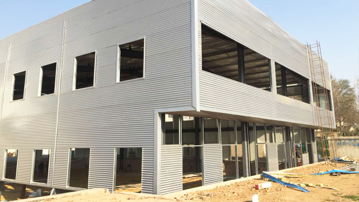 民衡彩板活動(dòng)板房保溫性能好，冬暖夏涼